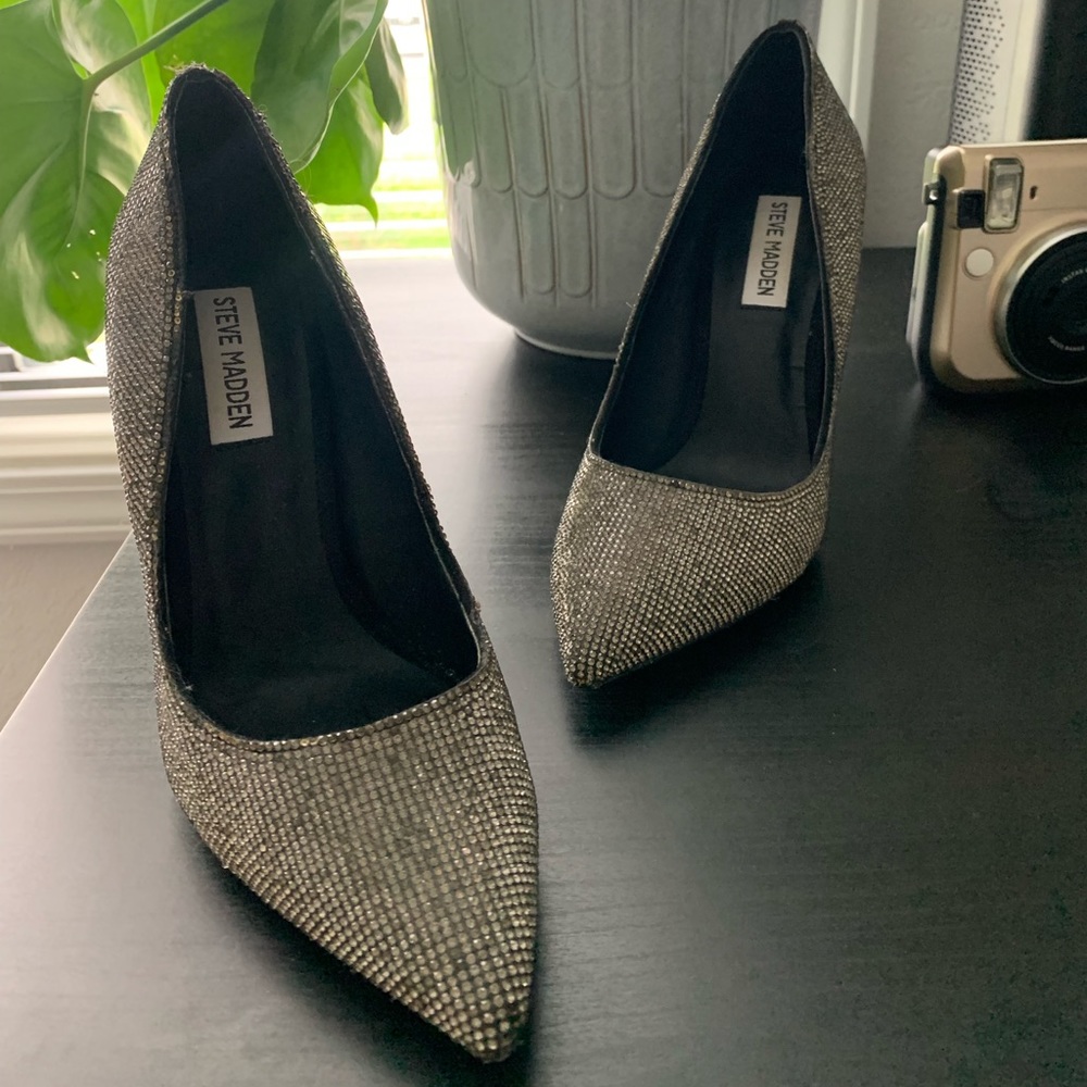 Steve Madden Women’s metallic pumps